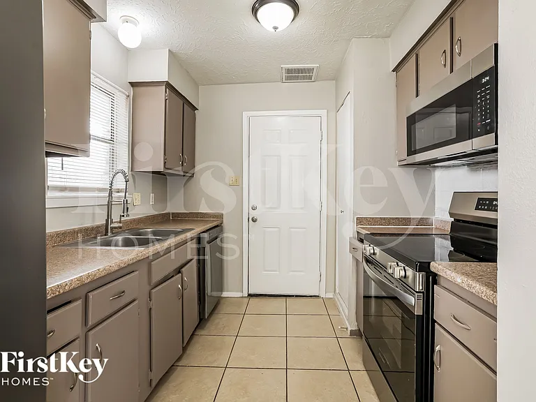 4426 Adonis Dr — Photo 8