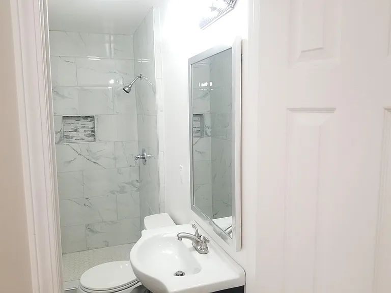 2467 Calvin Ave — Photo 10