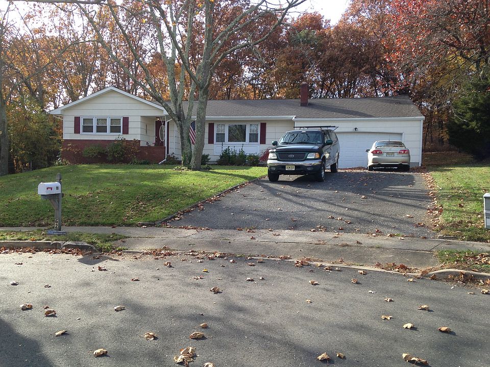1st image of 62 Yorkshire Dr