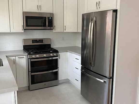 4th image of 261 Linfield Dr APT 1