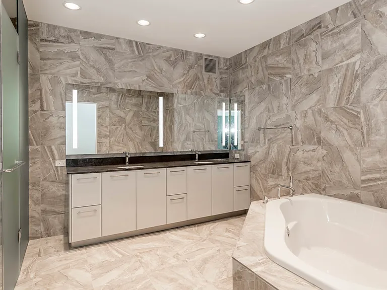 240 E Illinois St #5202 — Photo 10