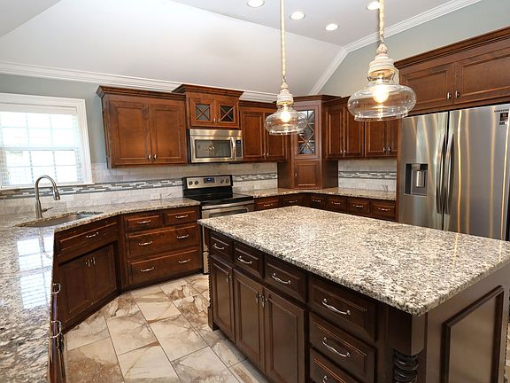 4th image of 3519 Walstine Ln