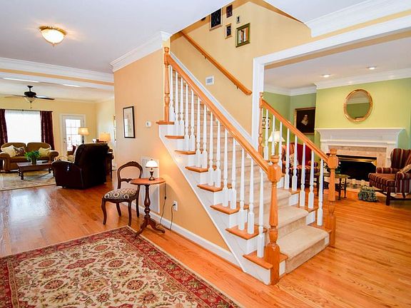 5th image of 221 Woodlake Dr