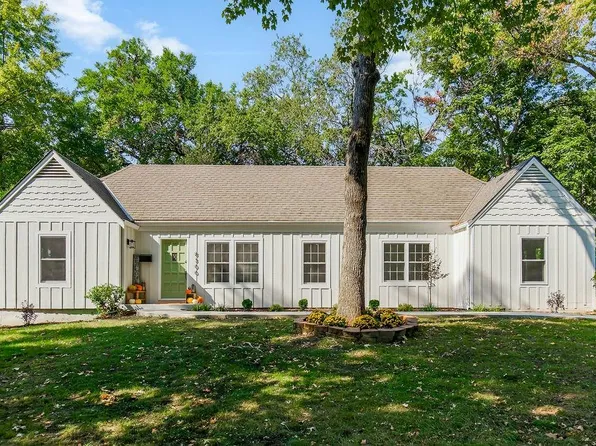 8300 Sagamore Rd, Leawood, KS 66206
