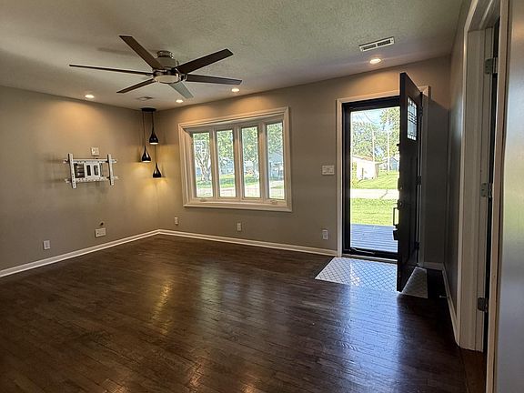 4th image of 403 S Beaubein St