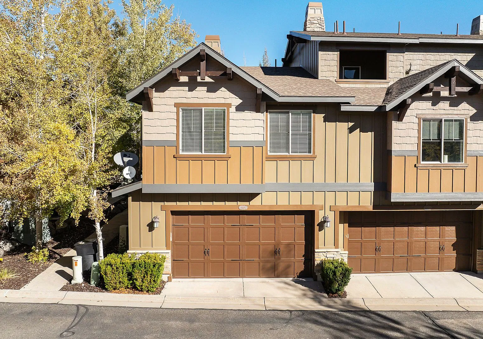 Fully Furnished Mountain Modern Twin Home Steps From Clubhouse Amenities — Photo 1