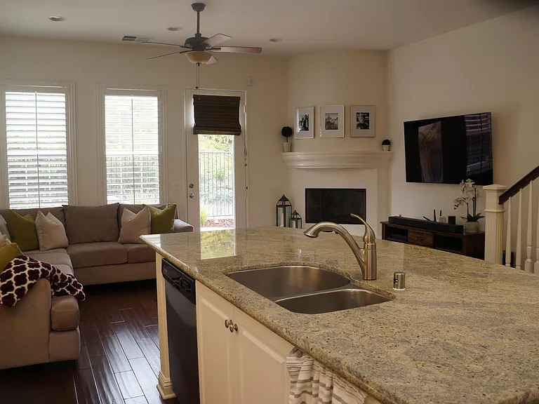 1052 Breakaway Dr — Photo 2