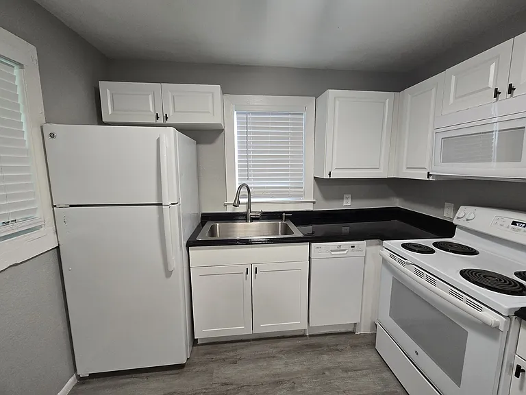 1603 E 33rd Ave — Photo 13