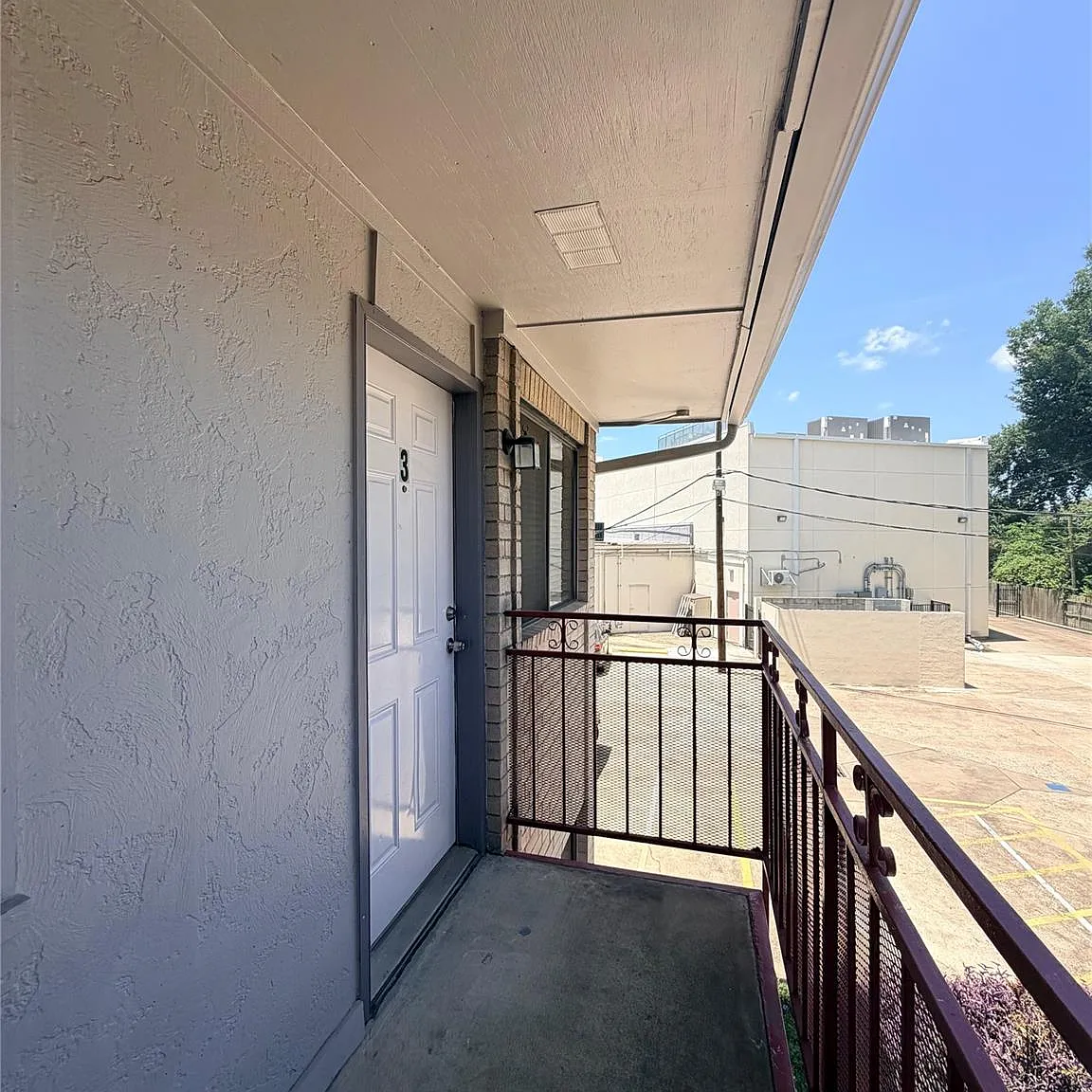 1 bed, 1.0 bath, 650 sqft, $900 — Photo 2