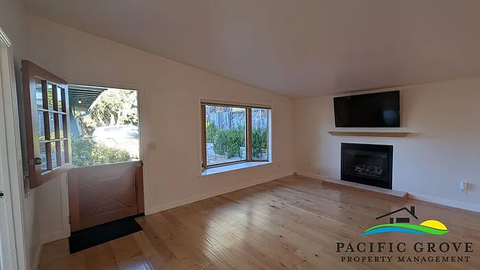 3 bed, 2.0 bath, 1240 sqft, $4,750 — Photo 3