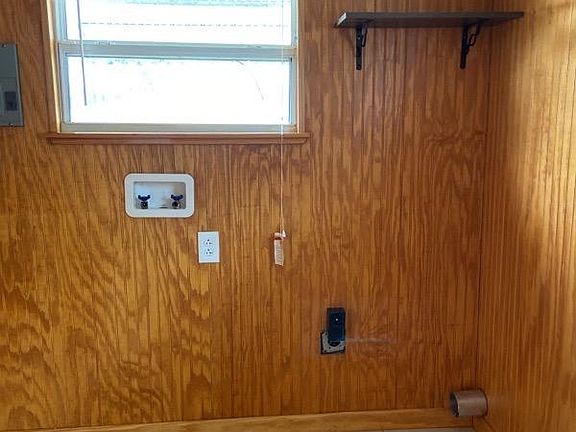 washer/dryer hookups