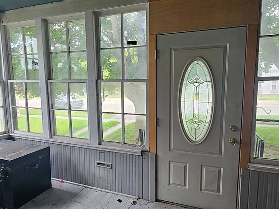 5th image of 210 E Main St