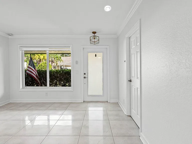 231 SW 6th St — Photo 7