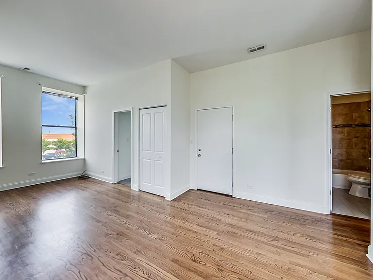 1701 N Sheffield Ave #201 — Photo 3