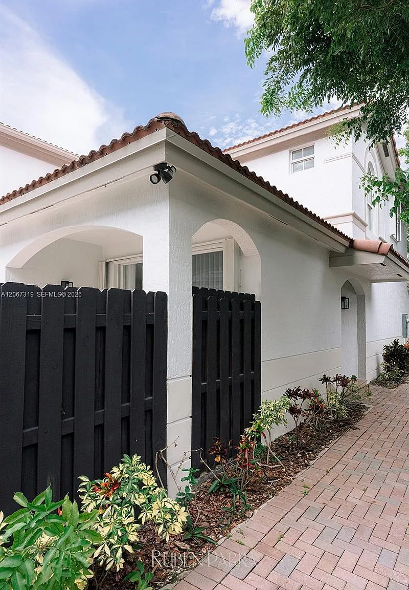 Islands At Doral 1st Addn — Photo 3