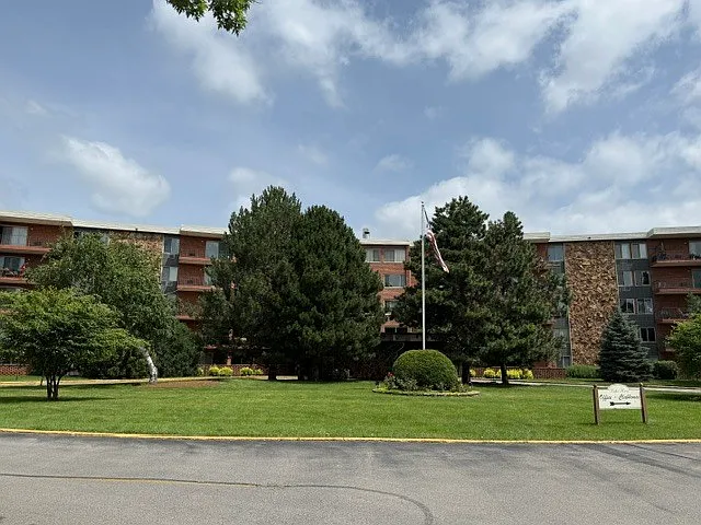 16 E Old Willow Rd #405S