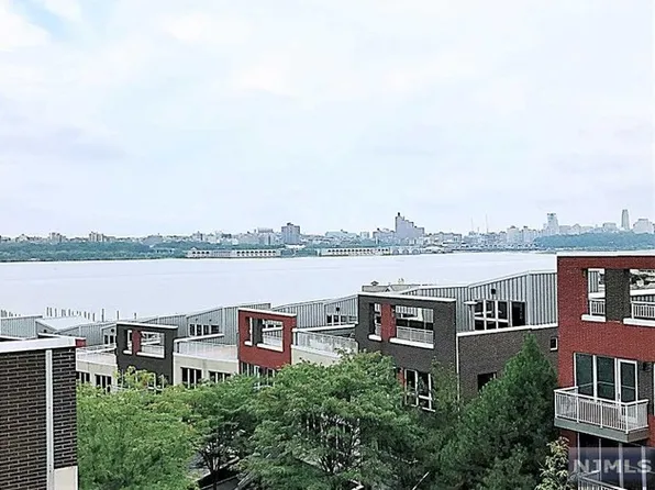 4 Vela Way #4, Edgewater, NJ 07020