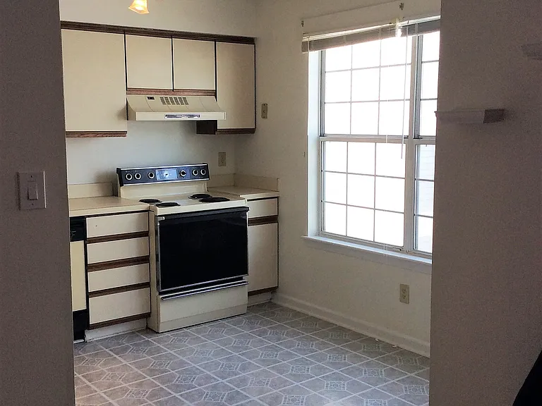 604 Shoreham Ct #204 — Photo 2