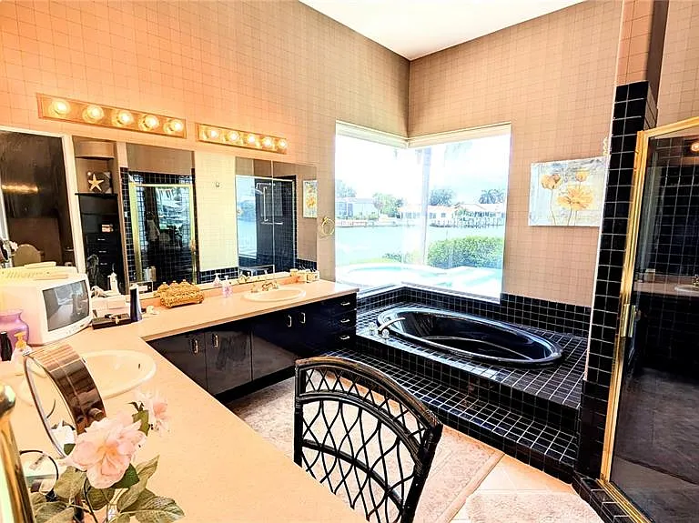 4709 Dolphin Cay Ln S — Photo 18