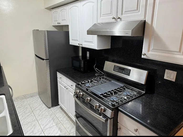 924 9th St #5 — Photo 3