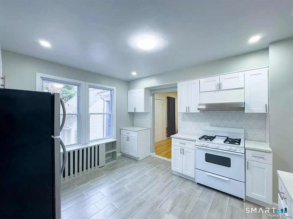 3 bed, 1.5 bath, 1000 sqft, $2,300 — Photo 3