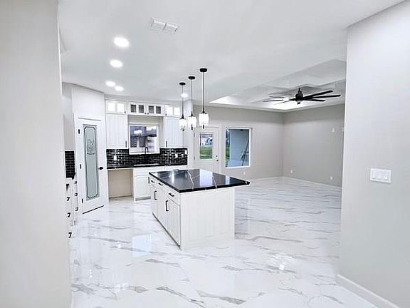 4th image of 483 Balli Cir