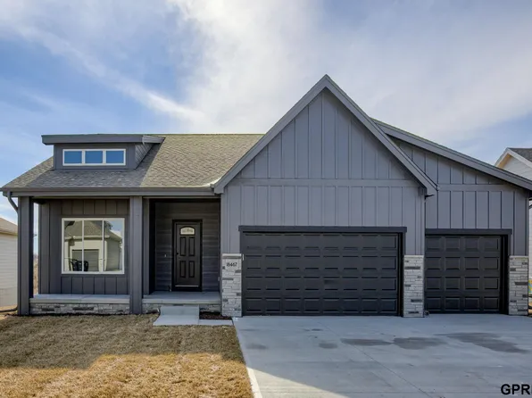 18467 Greenleaf St, Omaha, NE 68136
