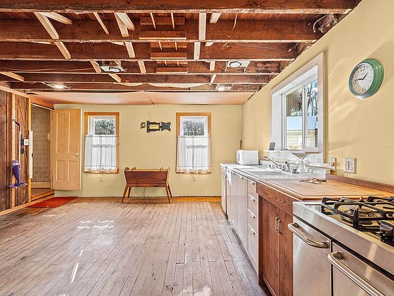 3rd image of 109 Eureka St