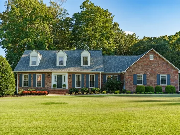 1729 Country Club Dr, Tullahoma, TN 37388