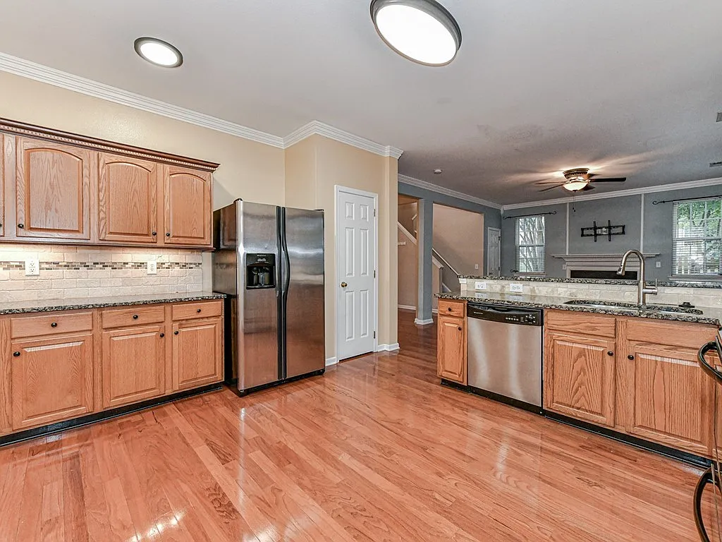 4 bed, 1990 sqft, $2,599 — Photo 4