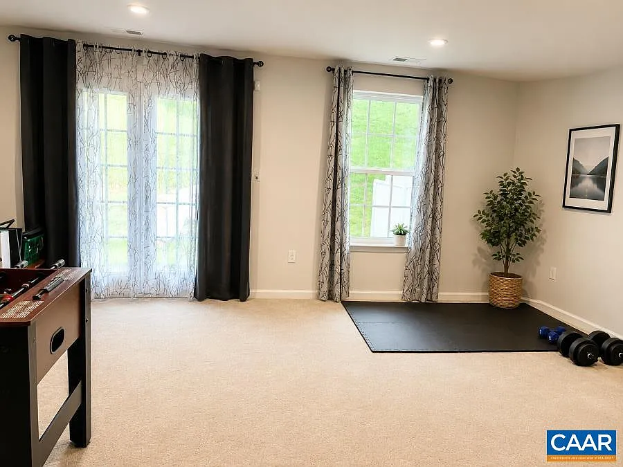 3 bed, 1916 sqft, $2,200 — Photo 4