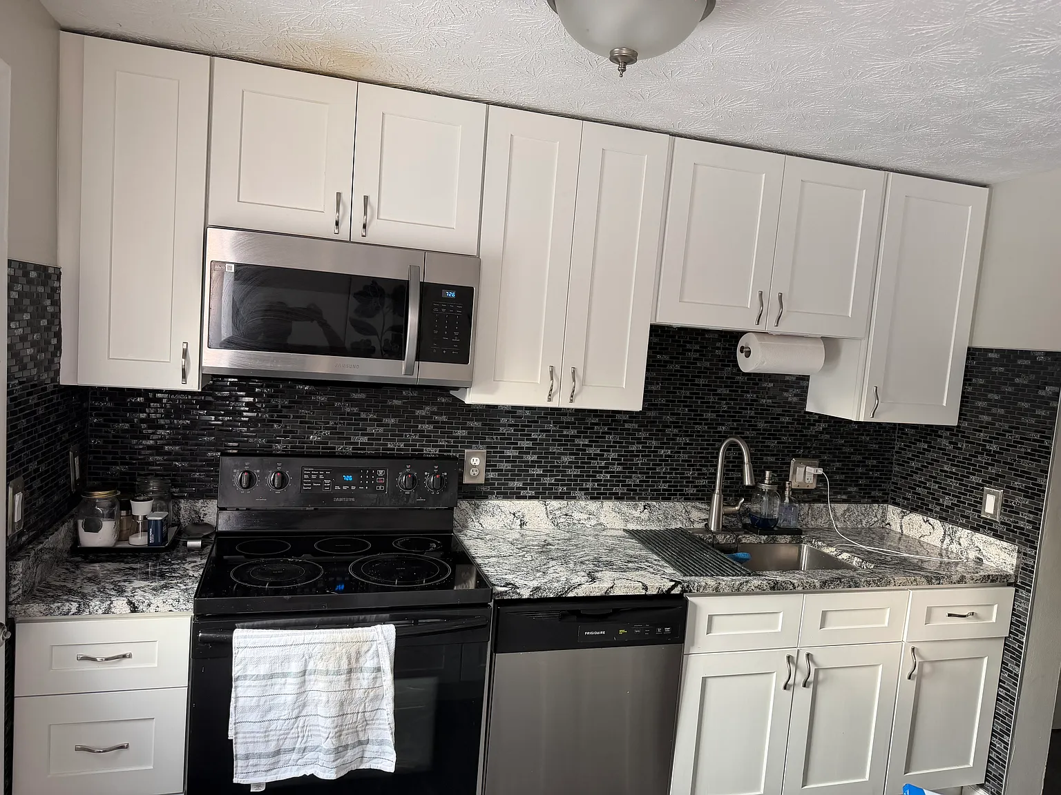 3 bed, 1.5 bath, 1560 sqft, $2,250 — Photo 4