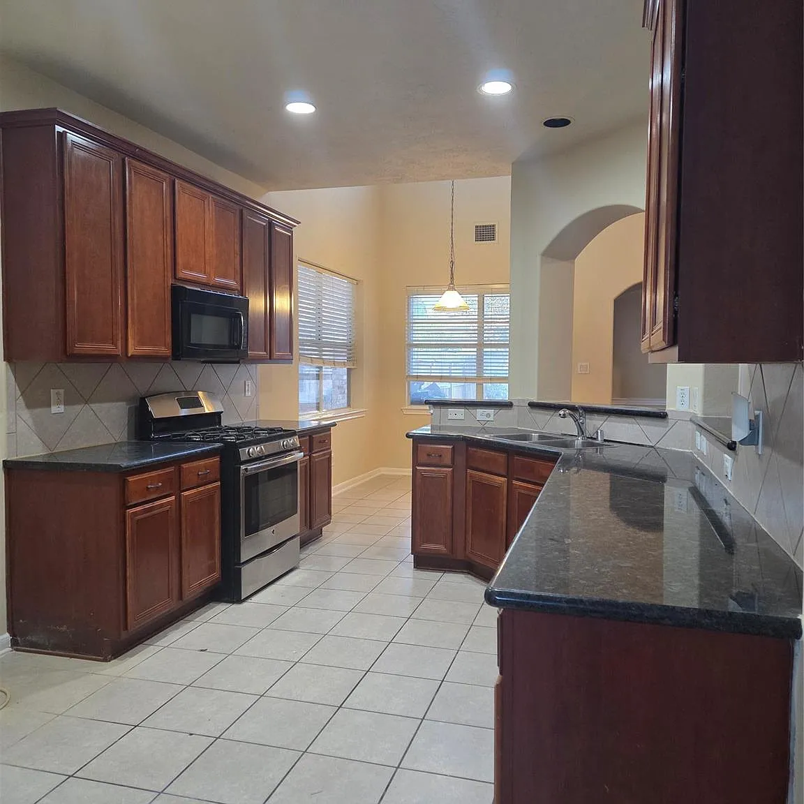 5 bed, 3.5 bath, 2572 sqft, $2,300 — Photo 2