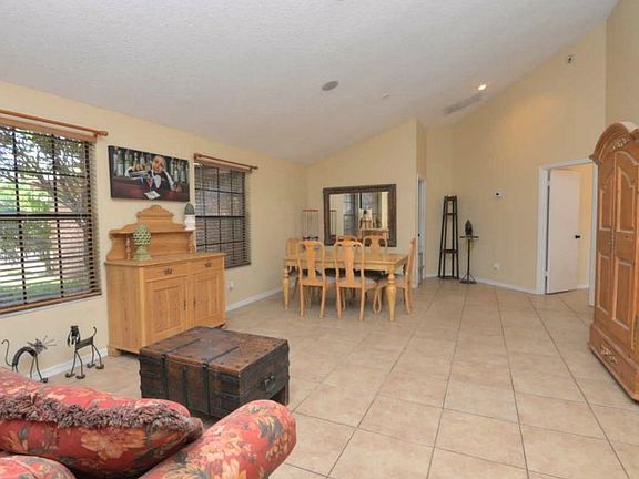 4th image of 389 Sprucewood Ct