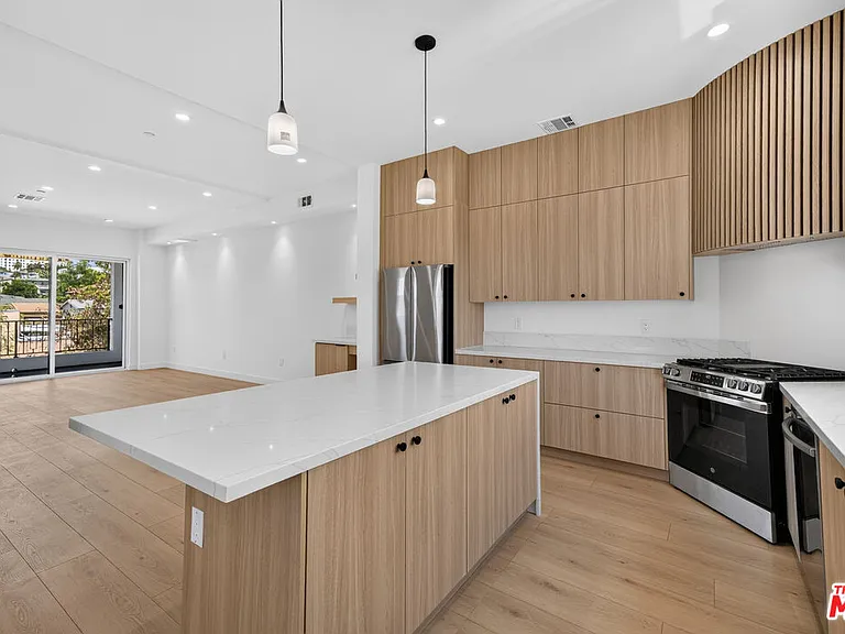 150 N Carondelet St — Photo 12
