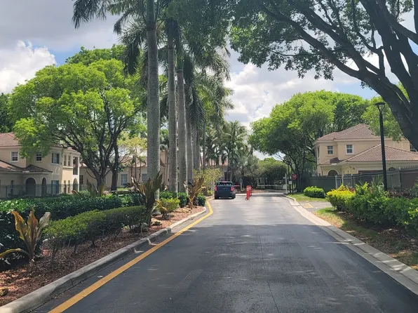 2494 Centergate Dr, Hollywood, FL 33025
