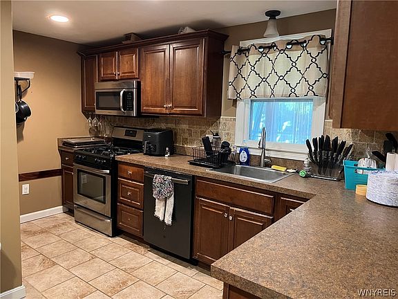 3rd image of 1505 Colvin Blvd