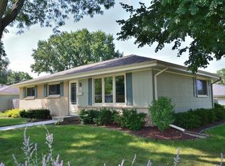 W147N8375 Manchester Dr, Menomonee Falls, WI 53051