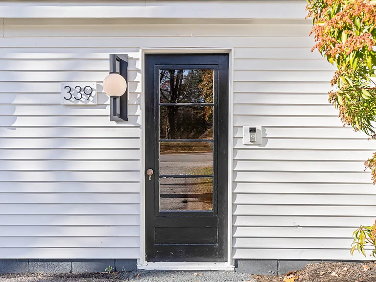 339 W Elm St — Photo 28