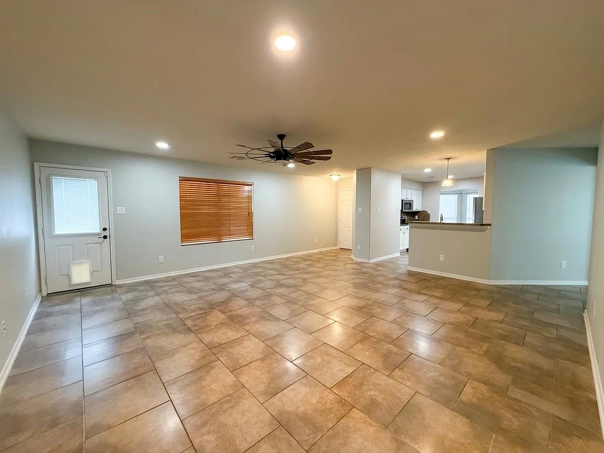 3 bed, 2.0 bath, 1819 sqft, $2,000 — Photo 3