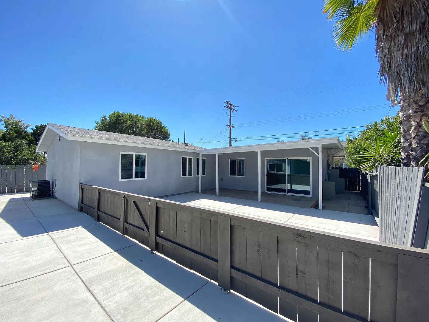 5BD/2BA with Garage! — Photo 2