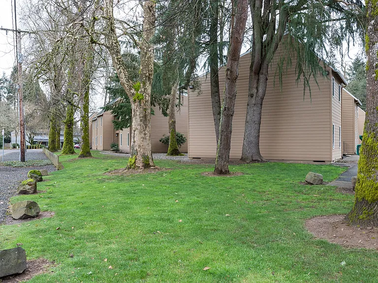 Tulip Crest Apartments — Photo 23