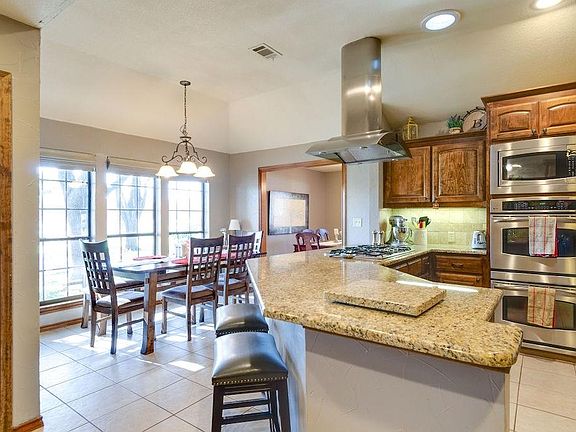 3rd image of 3003 Lake Dr
