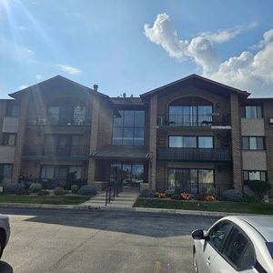 9051 S Roberts Rd APT 102, Hickory Hills, IL, 60457