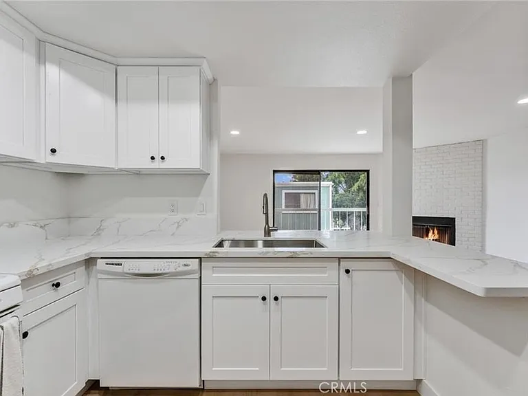 1070 Walnut Grove Ave — Photo 4