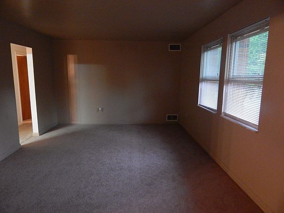4th image of 9520 Iris Dr