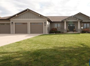 1028 8th Ave SE, Sioux Center, IA 51250