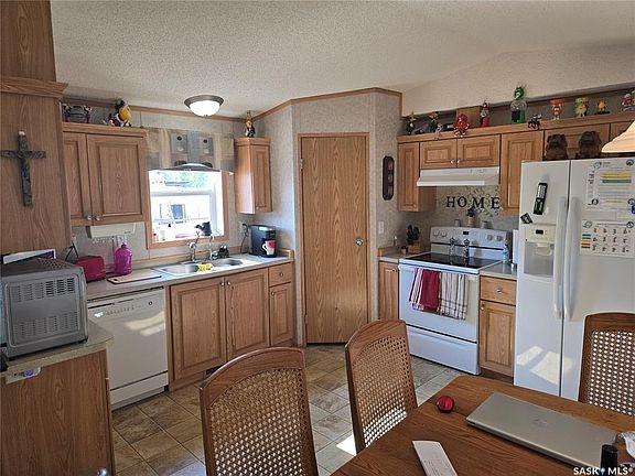 4th image of 616 Little Quill Ave E
