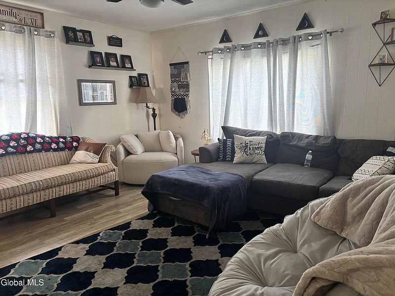 5th image of 109 Rose Street
