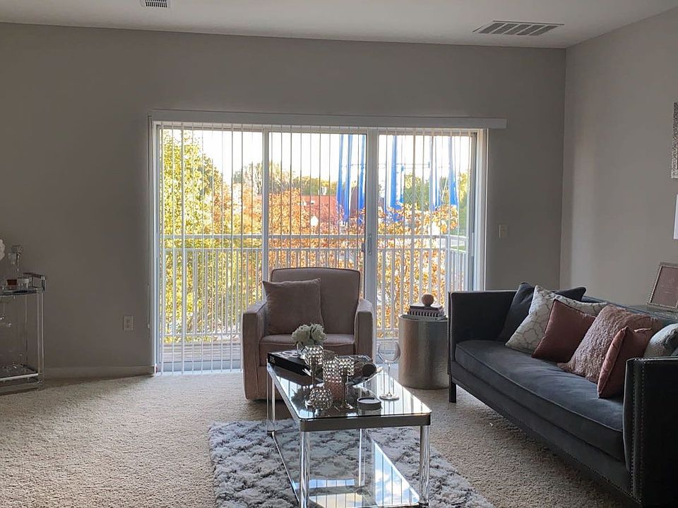 Large bright living rom